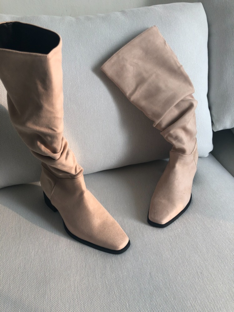 Shirring pointed boots